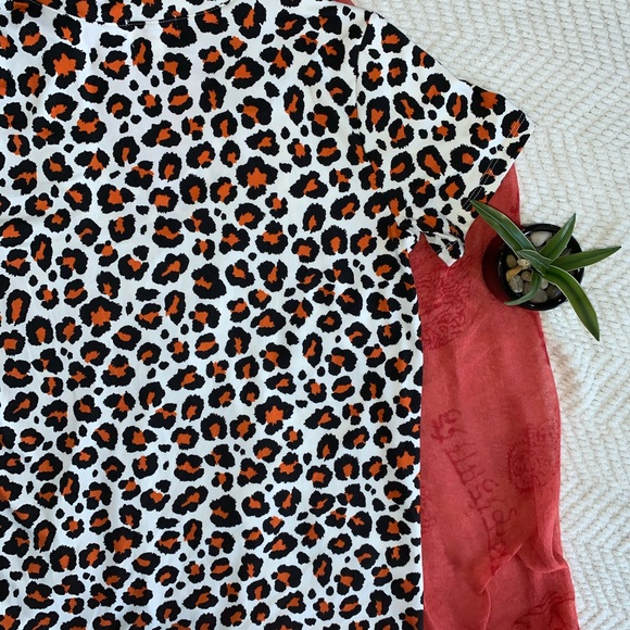 Lost + Wander Leopard Print V-Neck Top Size Medium - Picture 10 of 11